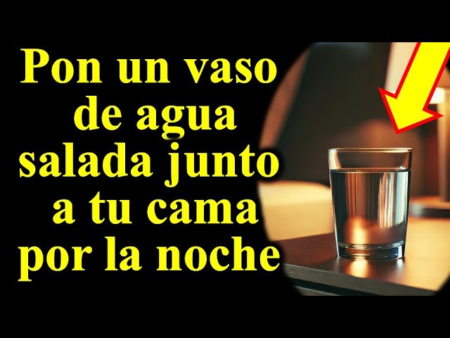 vaso de agua con sal en la mesa de noche